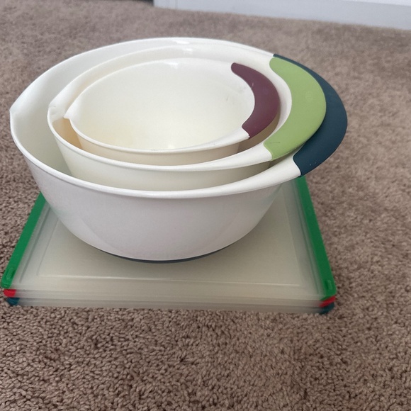 Oxo cutting board and bowls - Picture 1 of 4